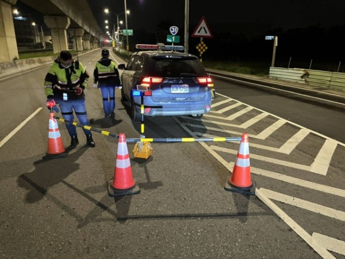 208655 蘆竹警分局查獲3名青少年騎乘違法改裝的機車,除開出罰單,機車同時送往監理單位進行銷毀。圖:諶志明翻攝
