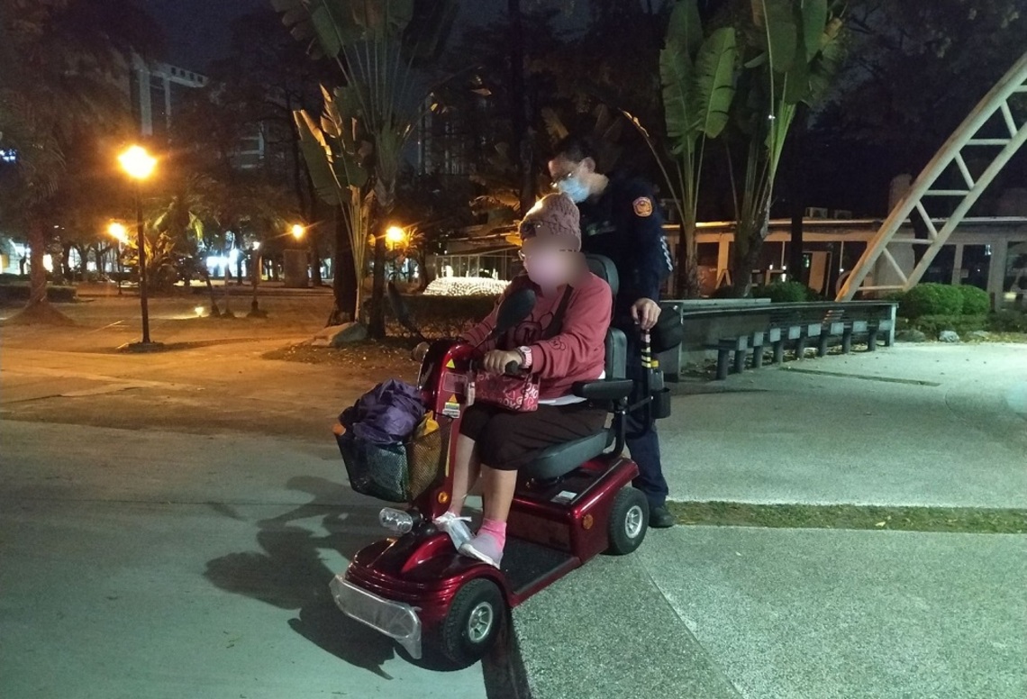 婦人電動輪椅卡住動彈不得! 幸自強警火速協助脫困