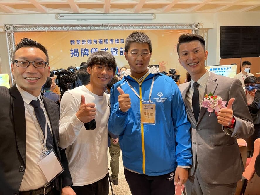 冬季特奧的中華代表隊選手廖浩安,在揭牌儀式記者會上與楊勇緯合影。右起:國北教大特教系主任 詹元碩、楊勇緯、廖浩安、姜義村