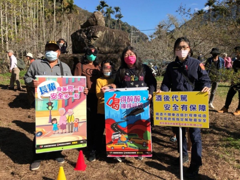 信義分局結合踏雪尋梅活動 辦交通安全與犯罪預防宣導