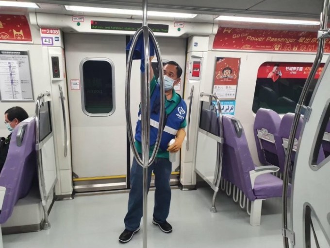 桃捷全線重點車站每2小時於旅客常接觸設備清潔消毒。圖：桃捷公司提供