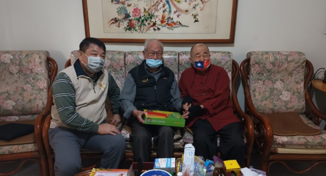 中華佛教善緣慈善會關懷榮民眷 致贈百歲榮民關懷慰問金