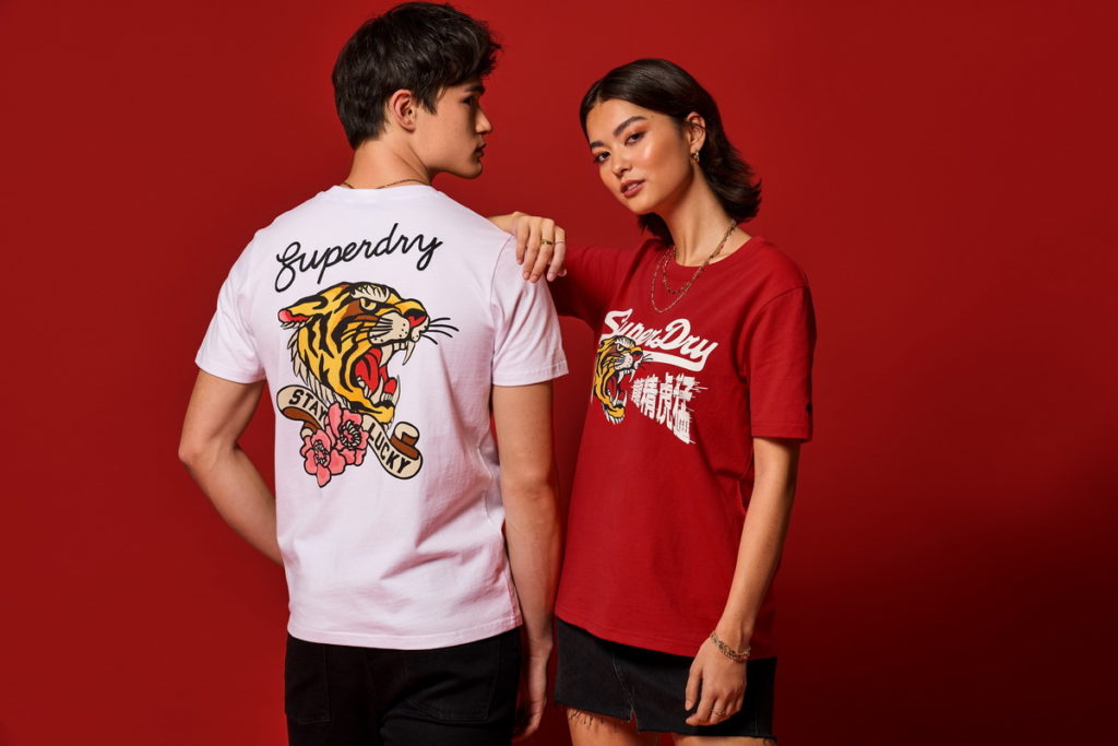 SUPERDRY新春系列服飾結合刺繡細節與印花圖案,營造出叛逆復古玩味態度。
