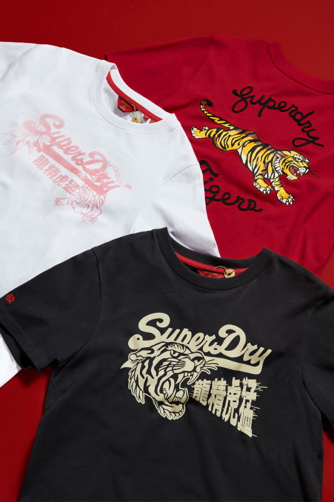 SUPERDRY新春服飾上大大寫出「龍精虎猛」四字,期盼每人穿上後都可以獲得昂揚鬥志!