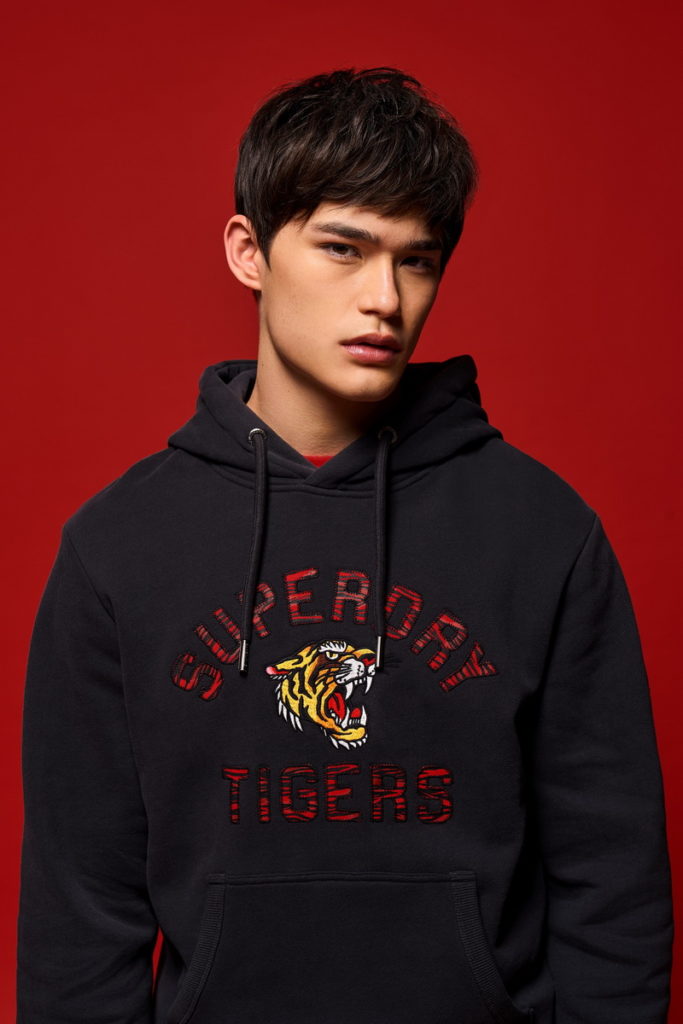 SUPERDRY新春系列服飾男款帽T,字母設計也藏有新春代表虎斑紋。