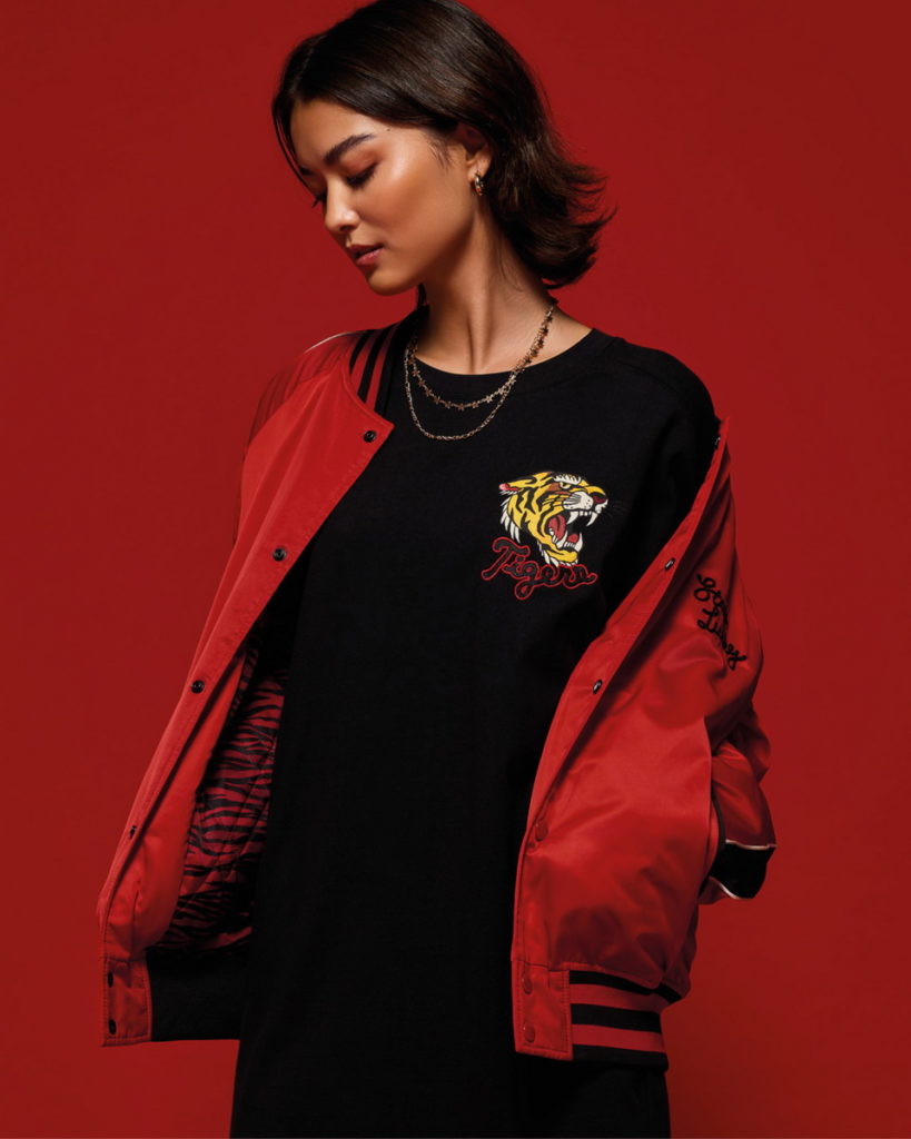 SUPERDRY新春飛行外套內襯充滿了紅黑經典撞色虎紋,讓過年期間也能綻放狂野個性!