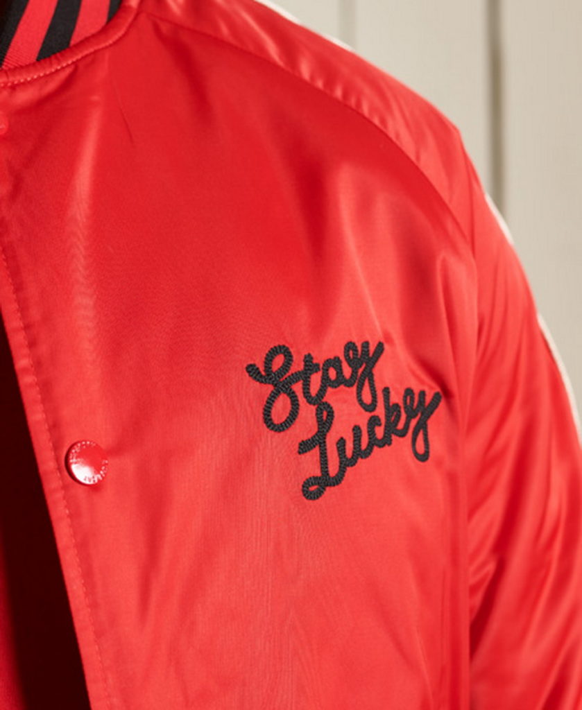 SUPERDRY新春服飾圖案大多使用刺繡設計,經典的「STAY LUCKY」座右銘希望新年也能保持幸運。