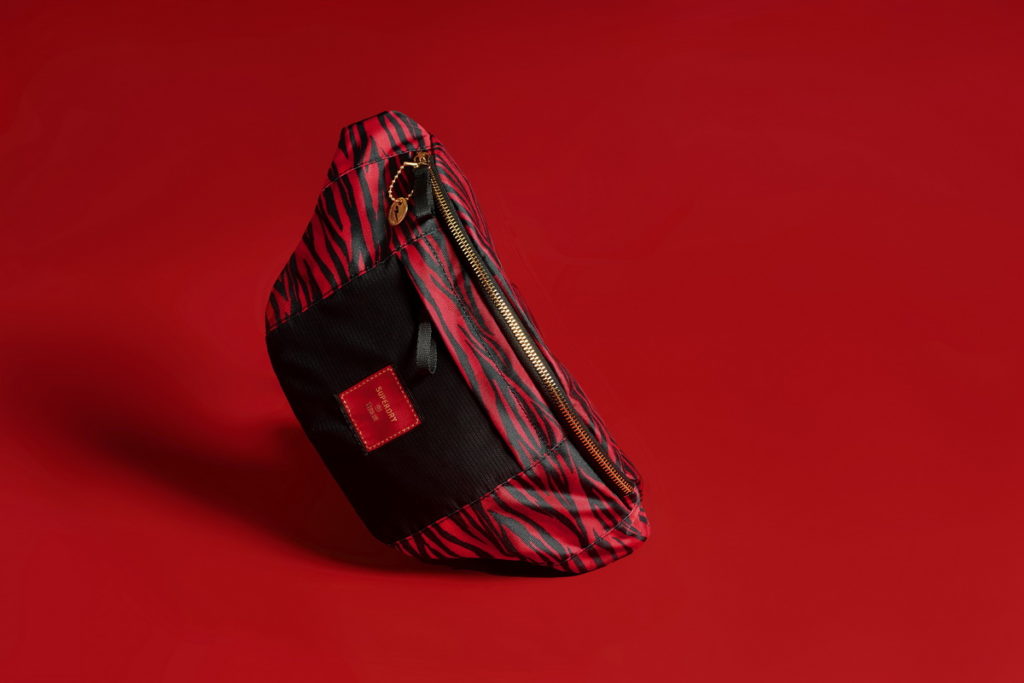 SUPERDRY新春腰包包身中間縫有品牌LOGO標誌,搭配紅黑精典虎斑紋更顯新春特色!