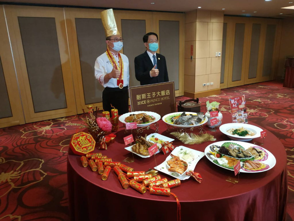 飯店營運長王俊典與主廚王志華師合照