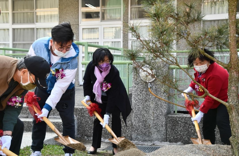 彰化高中80週年 校友贈8棵黑松象徵百年樹人
