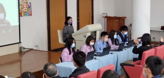 桃園高中學生發表，如何面對並且解決後疫情時代的學習困難。圖：桃園市教育局提供