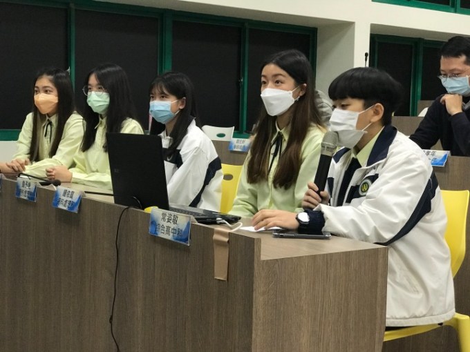 中壢高商學生發表，疫苗注射之後，全球準備開放，我們準備好了嗎。圖：桃園市教育局提供
