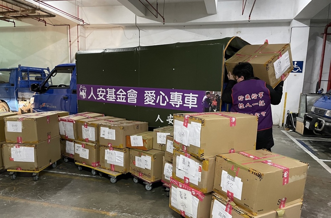 強烈冷氣團來襲氣溫驟降 人安愛心專車送暖