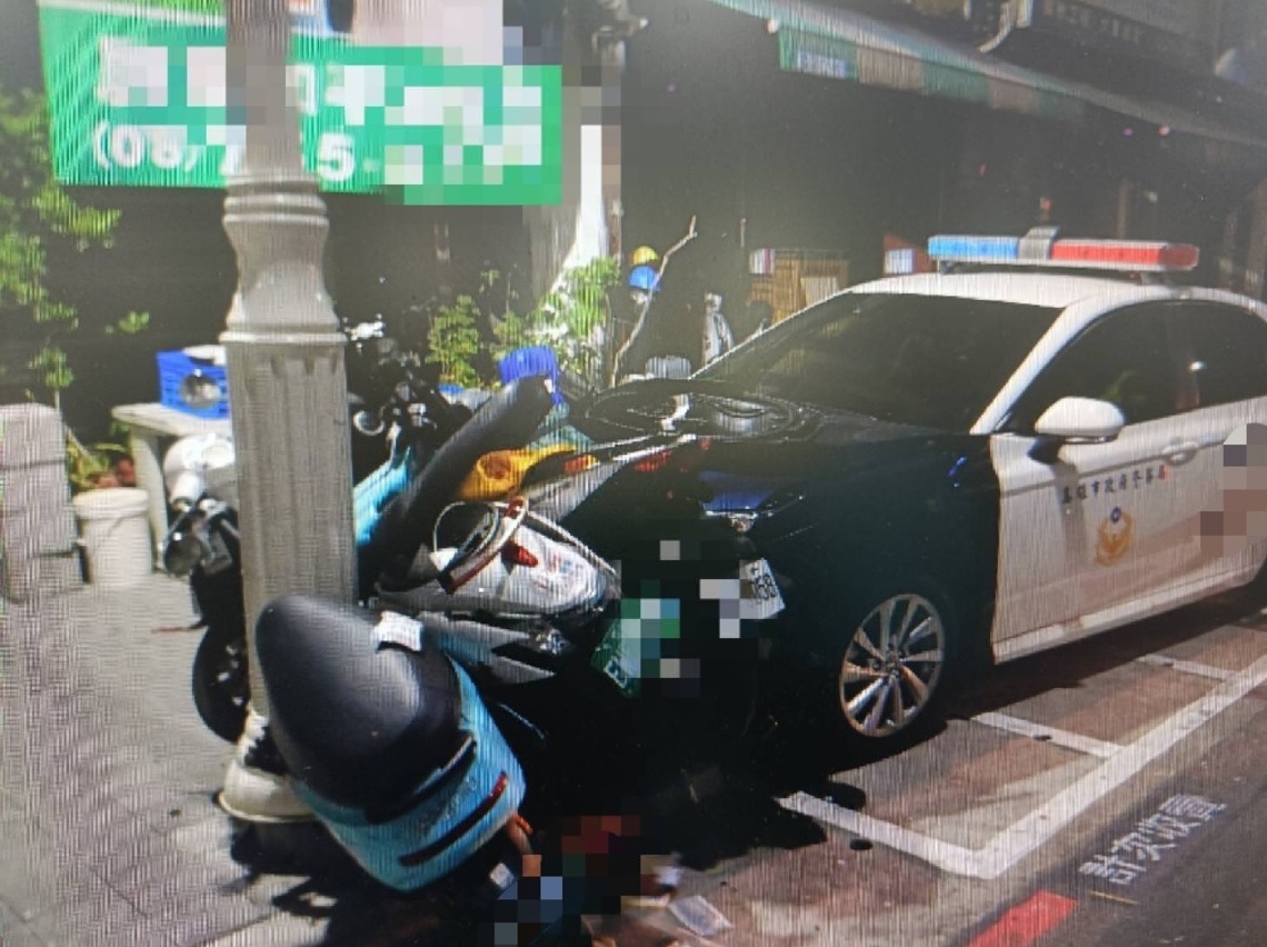 員警巡邏突感身體不適 不慎擦撞路邊停車格4機車