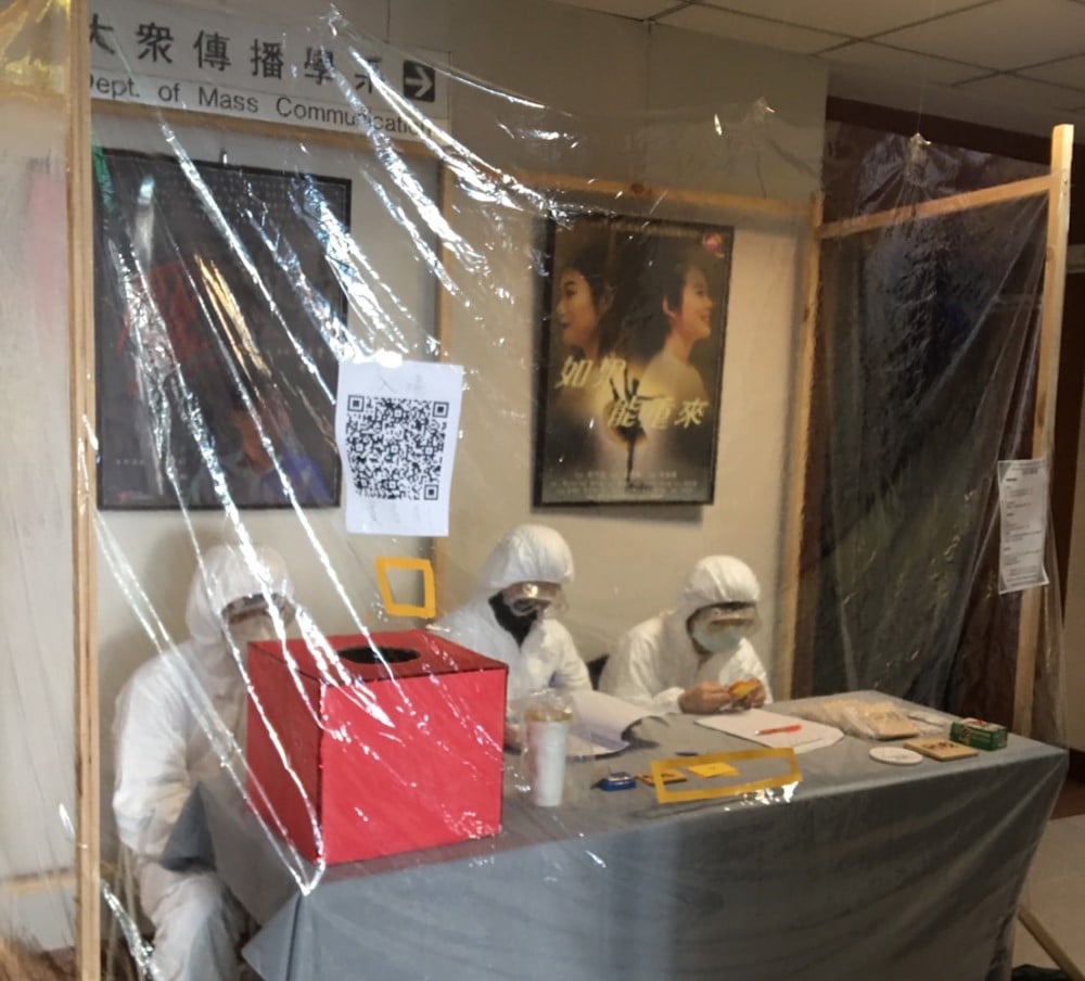 可能是 3 個人和室內的圖像