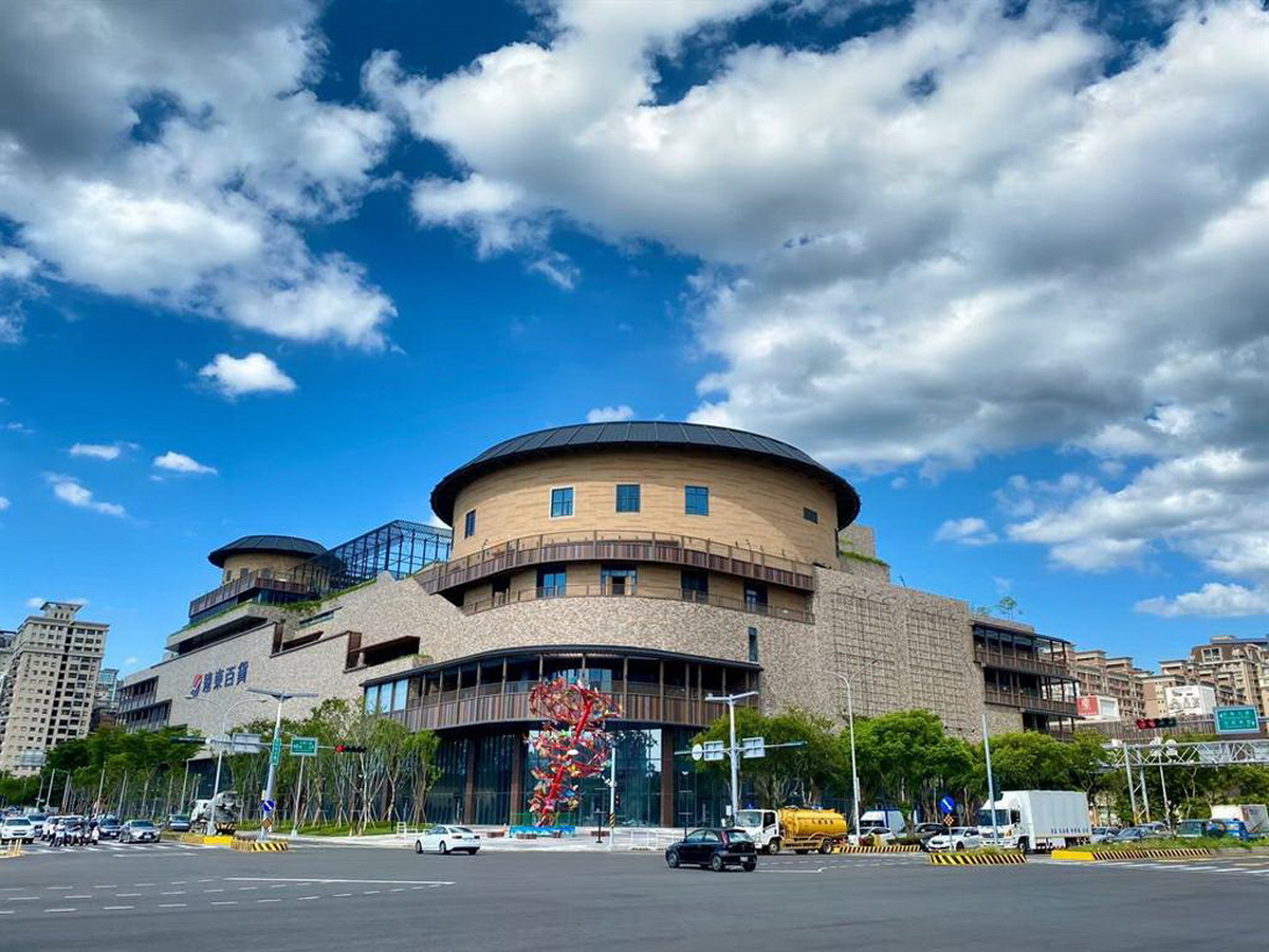 GU首度進駐竹北!全新GU實體店舖「遠東百貨竹北店」將於1月20日盛大開幕,除擁有最齊全的男、女、童、嬰幼兒單品,更特別推出「五大企劃樂翻天」,讓一家大小都能自由享受日常時尚。