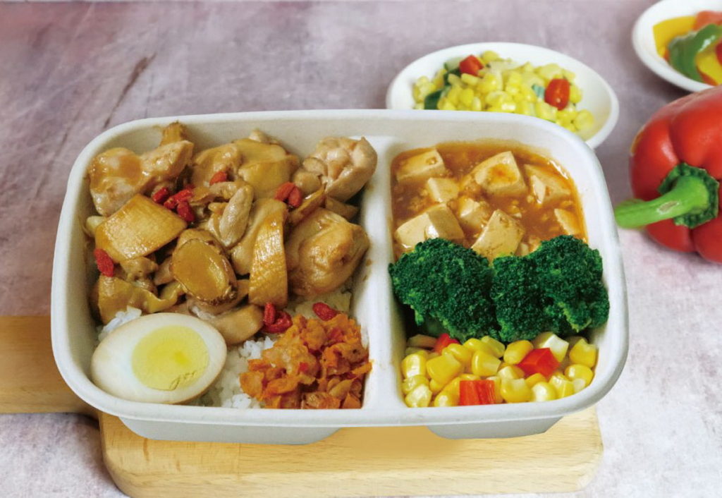 六福客棧便當推出冬季限定「麻油雞球炊飯」,每盒售價130元。(圖/六福旅遊集團提供)