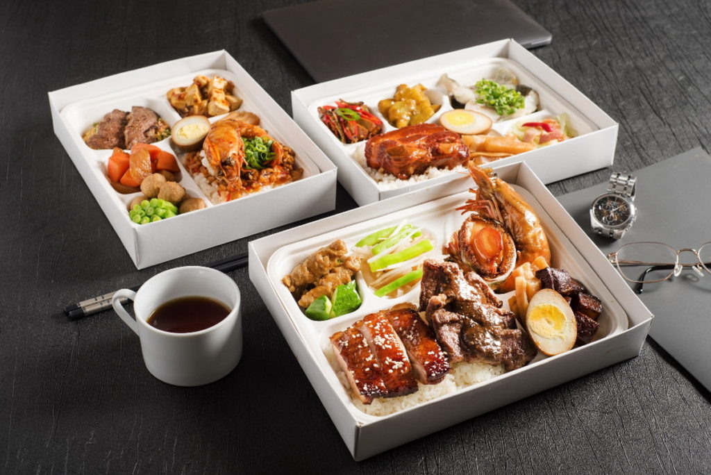 六福客棧精緻餐盒系列,有「滬式醬燒無錫骨」350元(右上)、「明蝦_牛小排精選餐盒」450