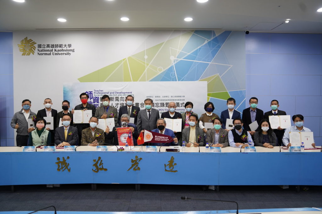 吳校長(前排左4)與出席貴賓及企業代表歡喜大合影