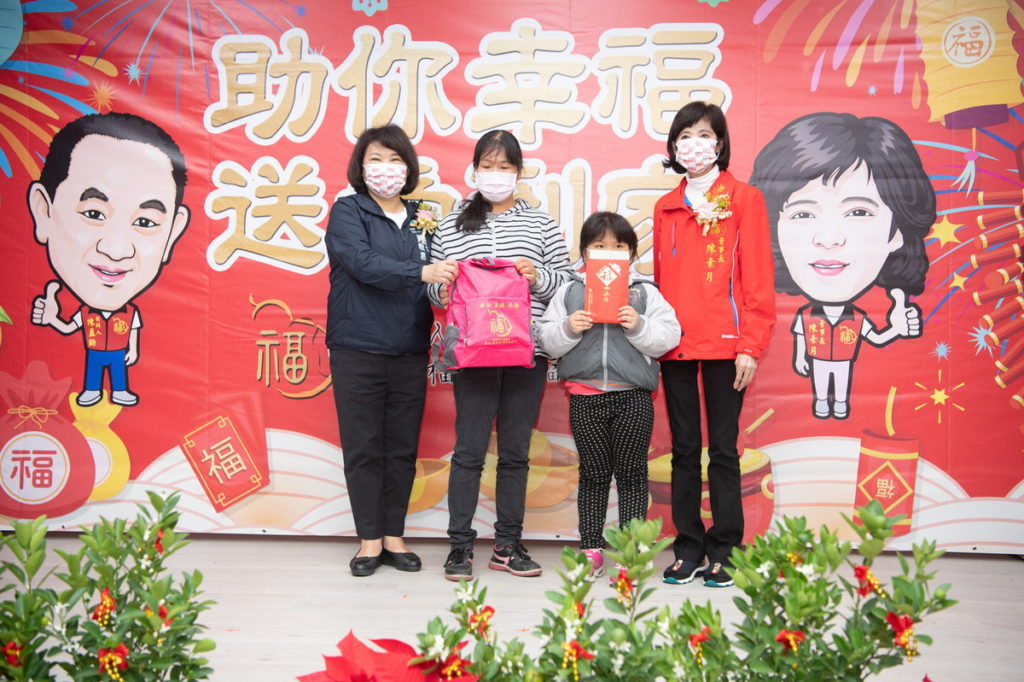 合照黃敏惠市長與何小妹妹