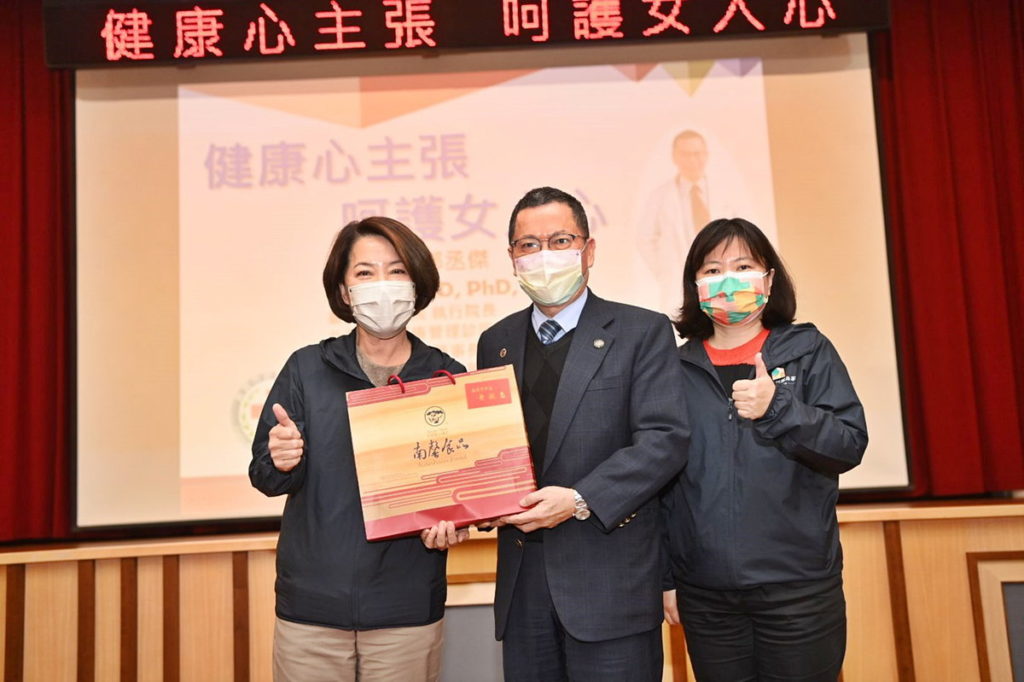 陳淑慧副市長與鄭丞傑醫師合照