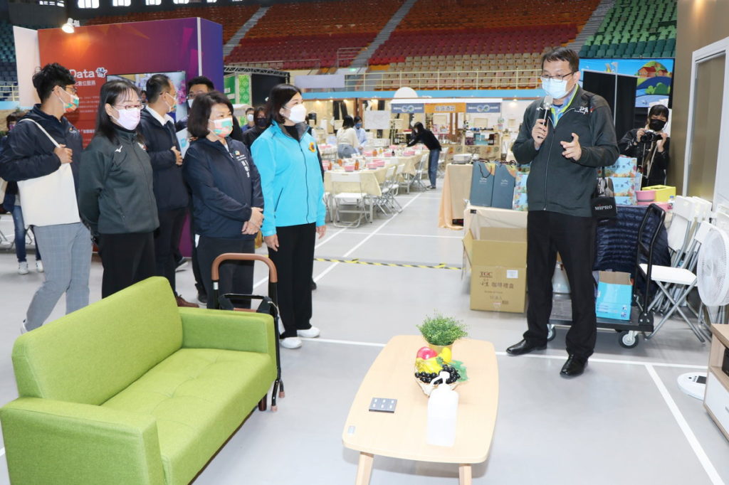 黃敏惠市長與張麗善縣長共同觀展