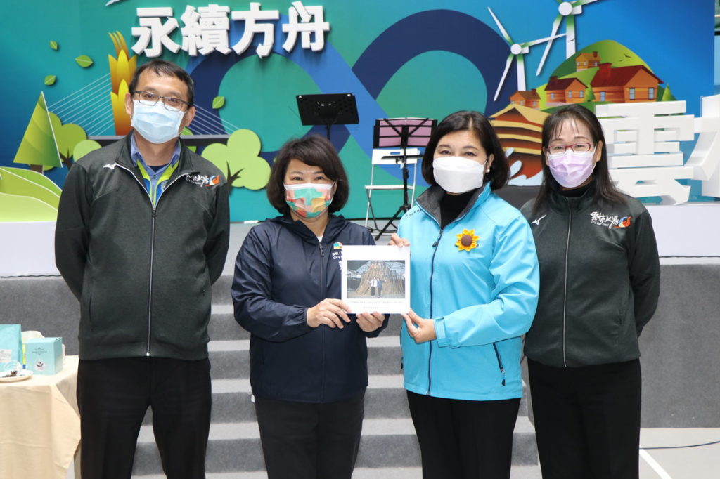 黃敏惠市長贈送張麗善縣長到台灣設計展觀展的照片