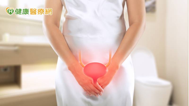 中年婦如廁馬桶「滿江紅」 就醫驚見「6公分大腎結石」