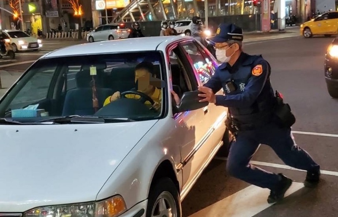 七旬翁牙痛就醫車居然發不動 熱心雄警協助