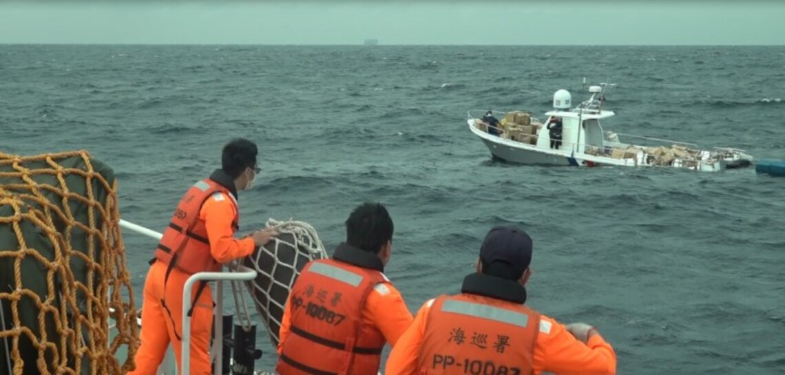 船舶進水載浮載沉 澎湖、臺南海巡接力救援 順利返港泊靠