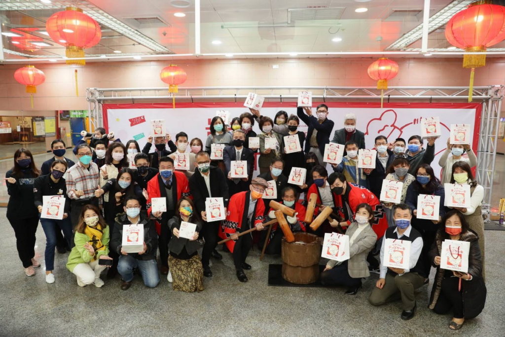 徹思叔叔以「新年祈福搗麻糬活動」,宣告「焦糖麻糬起司蛋糕」開賣