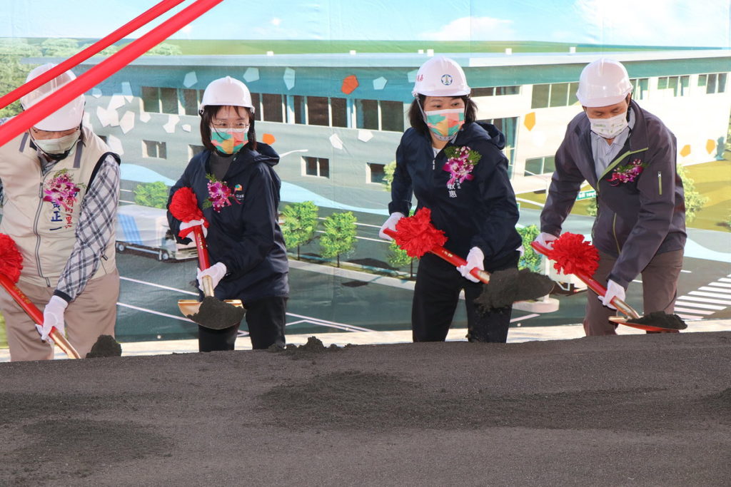 動土儀式 左起黃正一里長,蕭令宜局長,黃敏惠市長及環保署督察總隊李金福副總隊長
