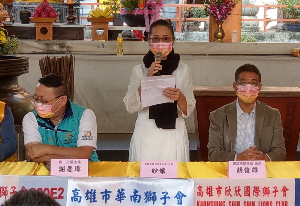 可能是 3 個人和大家站著的圖像