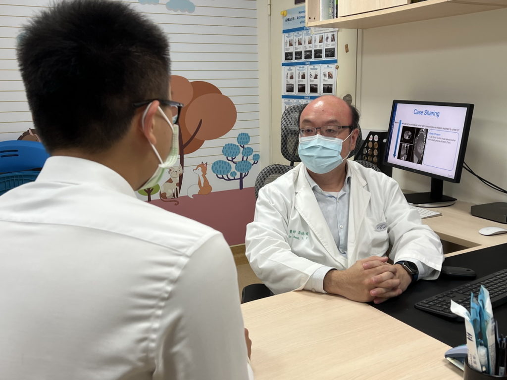 翁德甫醫師提醒,家長應多留心孩子的求救訊號,若發現為腫瘤引起,建議盡早透過基因檢測找到基因突變點,才能精準對症下藥。