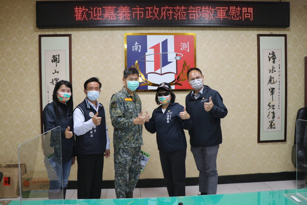 南測中心致贈市長帽子與太陽眼鏡