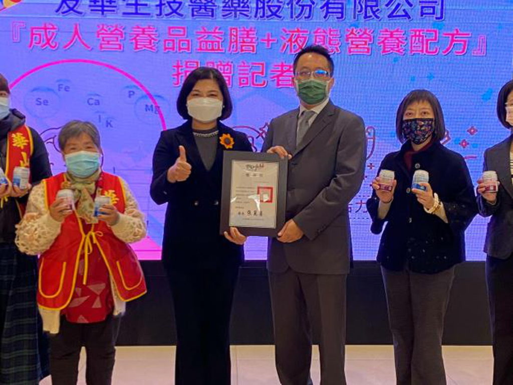 送暖長者 張麗善感謝企業捐贈營養品