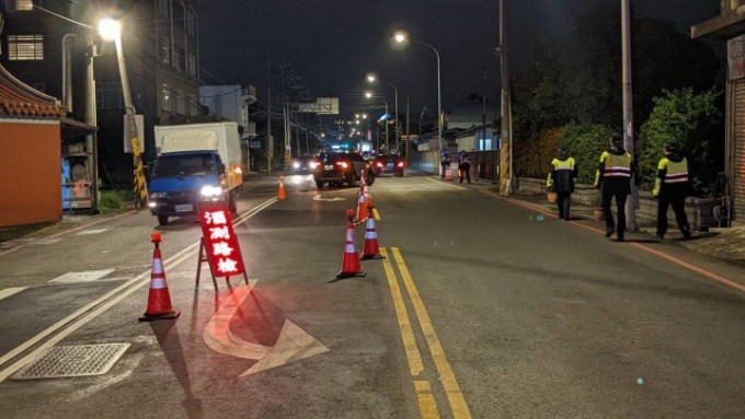 桃園市蘆竹警分局採取「封閉式道路臨檢」強力取締酒駕。圖：讀者提供