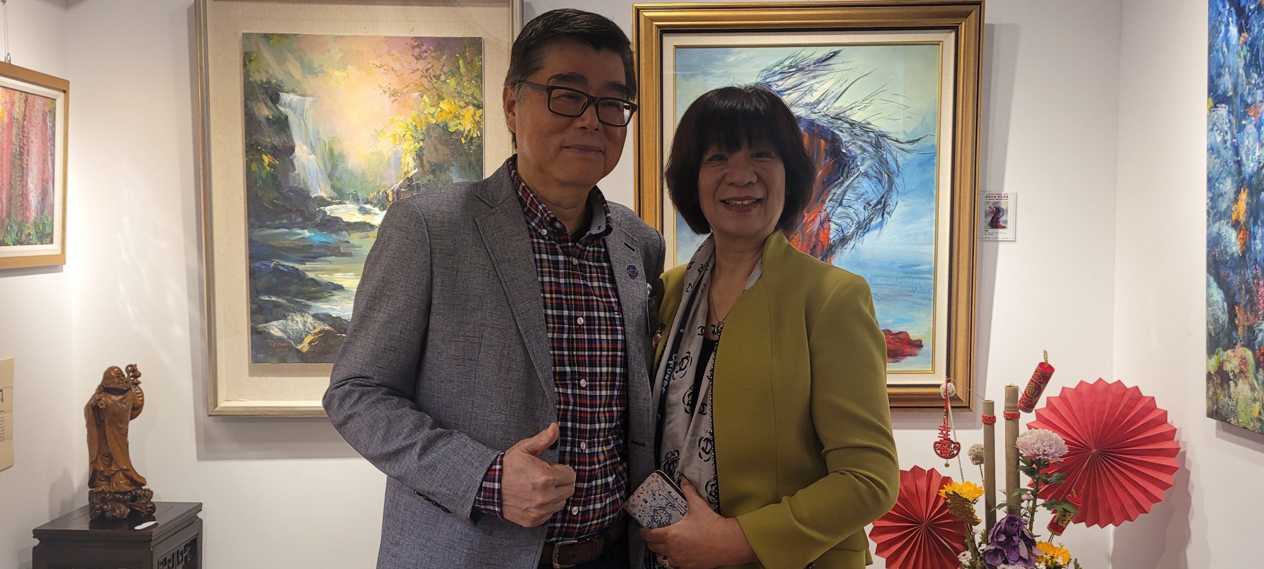 圖片說明:城東扶輪社社長蘇錦彬 Wendy伉儷:扶輪的的愛與光照亮社會 家扶的需要扶輪看見了,也將文化帶進巷弄內。(圖/這城以東台北傳愛公益畫展籌委會提供)