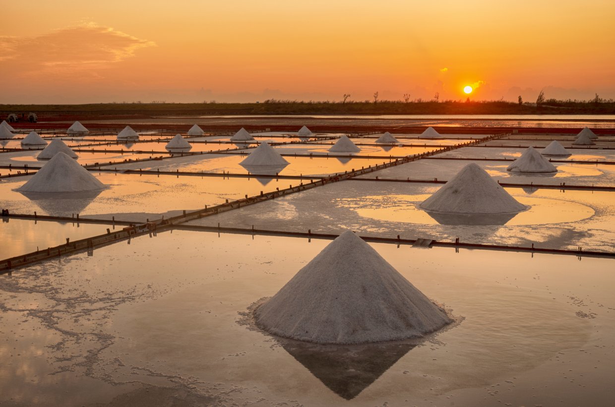 Sea,Salt,Evaporation,Pond,With,Golden,Sunset,Sky,Background,In