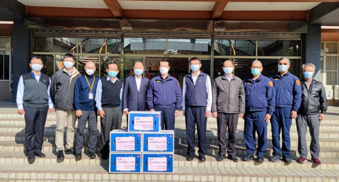 高市警局長春節慰勞送「蘋果」 祈大家攏「平安」