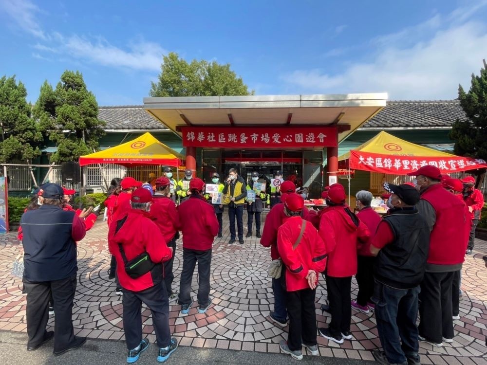 大安波麗士藉園遊會向里民宣導交通安全暨反詐騙觀念。