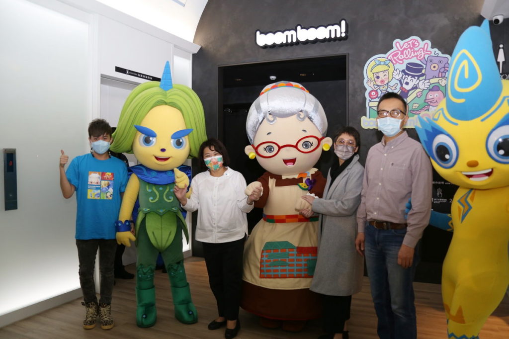 左起主持人小岳、黃敏惠市長、於蓓華經理、蔡政宏執行長