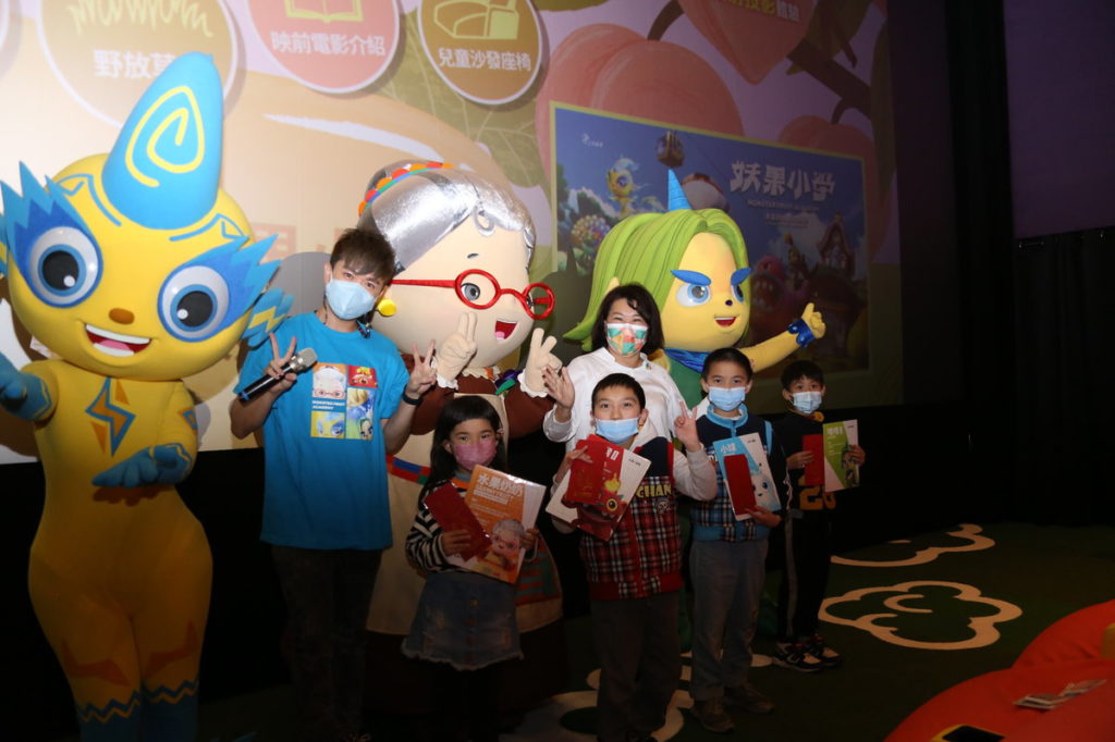黃敏惠市長至親子影廳與民族國小小朋友同歡樂