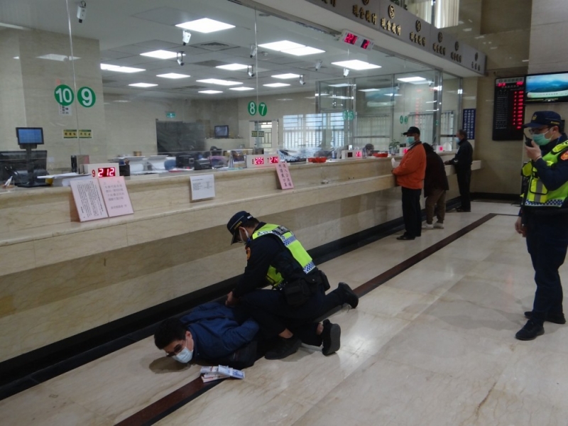 西螺警方辦理防搶演練演練逼真