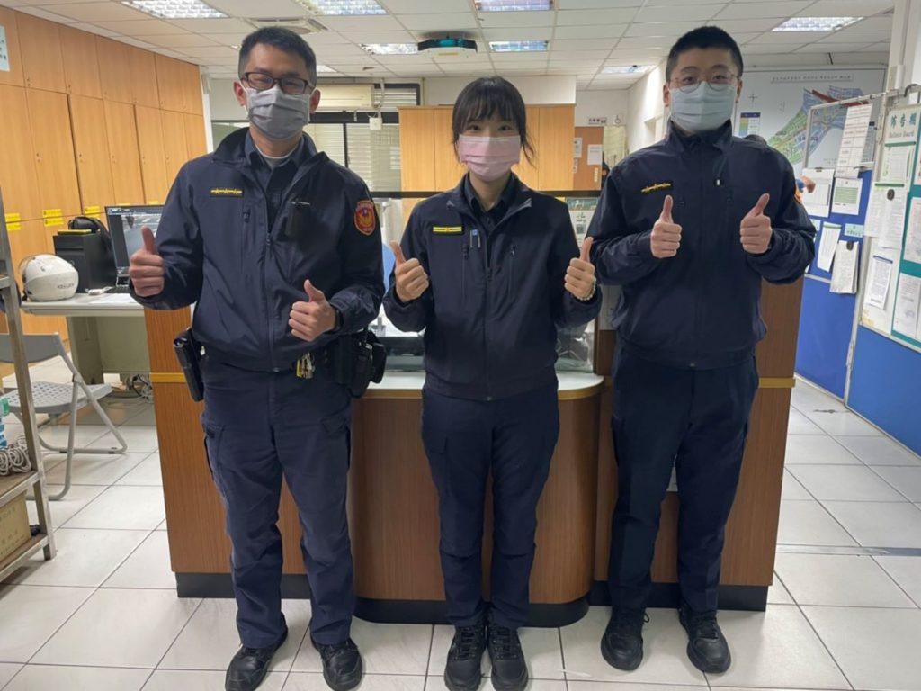 潭美派出所所長孫吉筠(中)、警員張峻誠(左)、鄭宇崴(右)