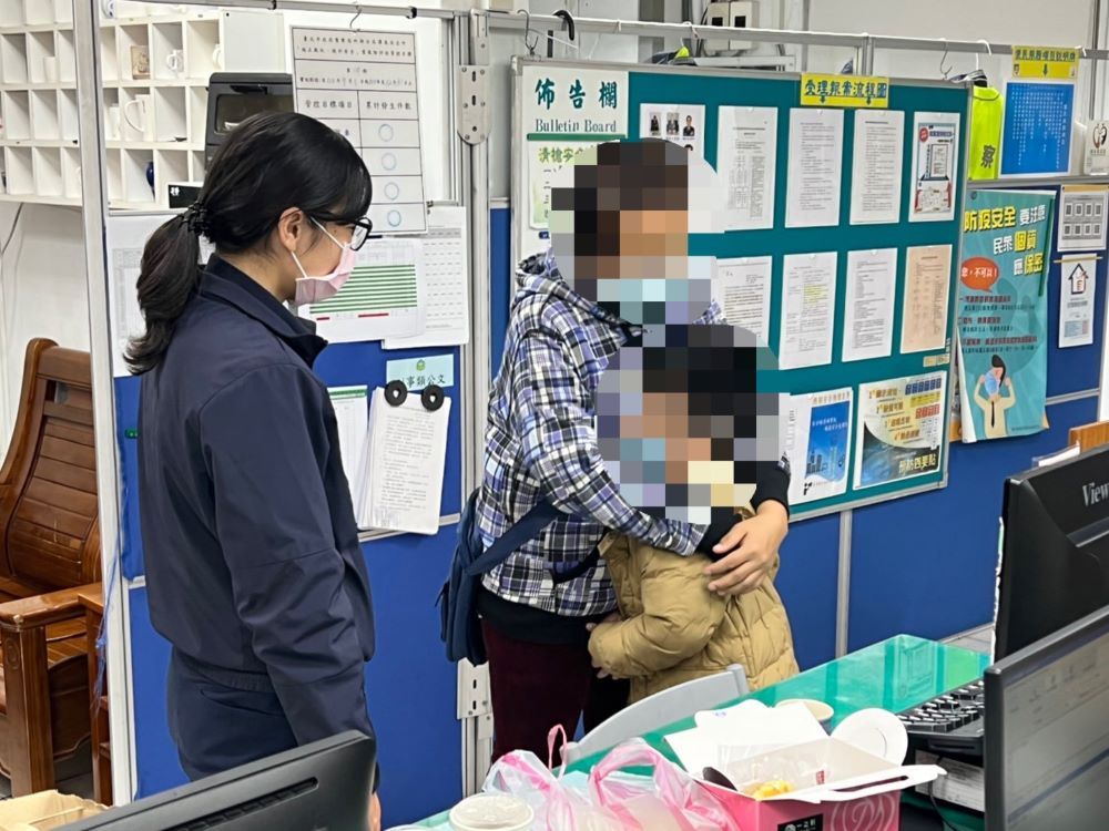 潭美派出所所長孫吉筠欣見迷途童與母親相擁