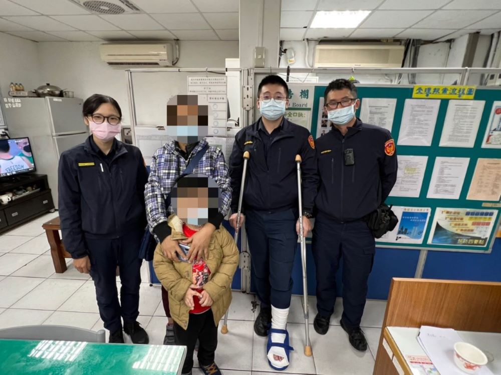 潭美派出所同仁與迷童及母親合照