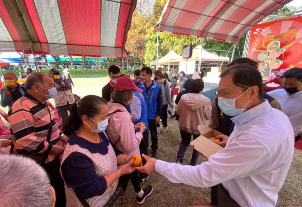 農業處長吳芳銘及古坑鄉長沈勝騰與現場鄉親分享 啾柑甜ㄟ雲林茂谷柑