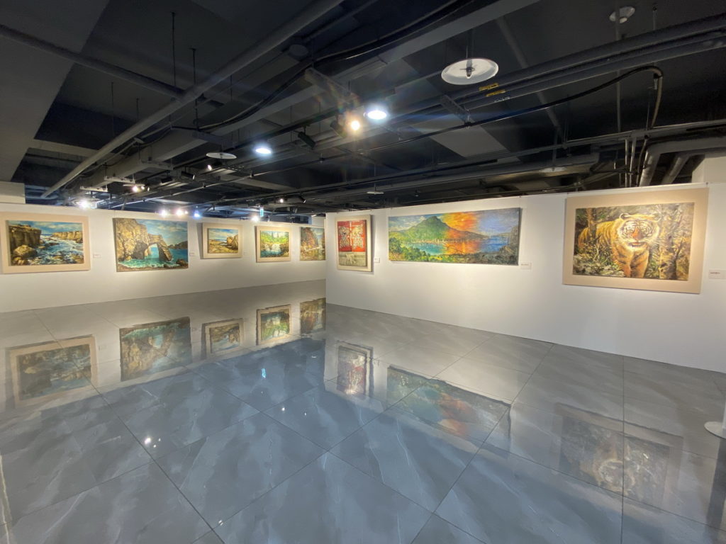 本展覽近60幅畫作展出,義賣所得部分捐贈伊甸社福機構