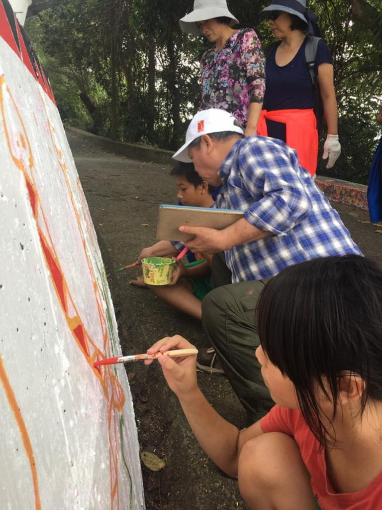 胡復金下鄉至原民部落,指導社區民眾彩繪自己的家園